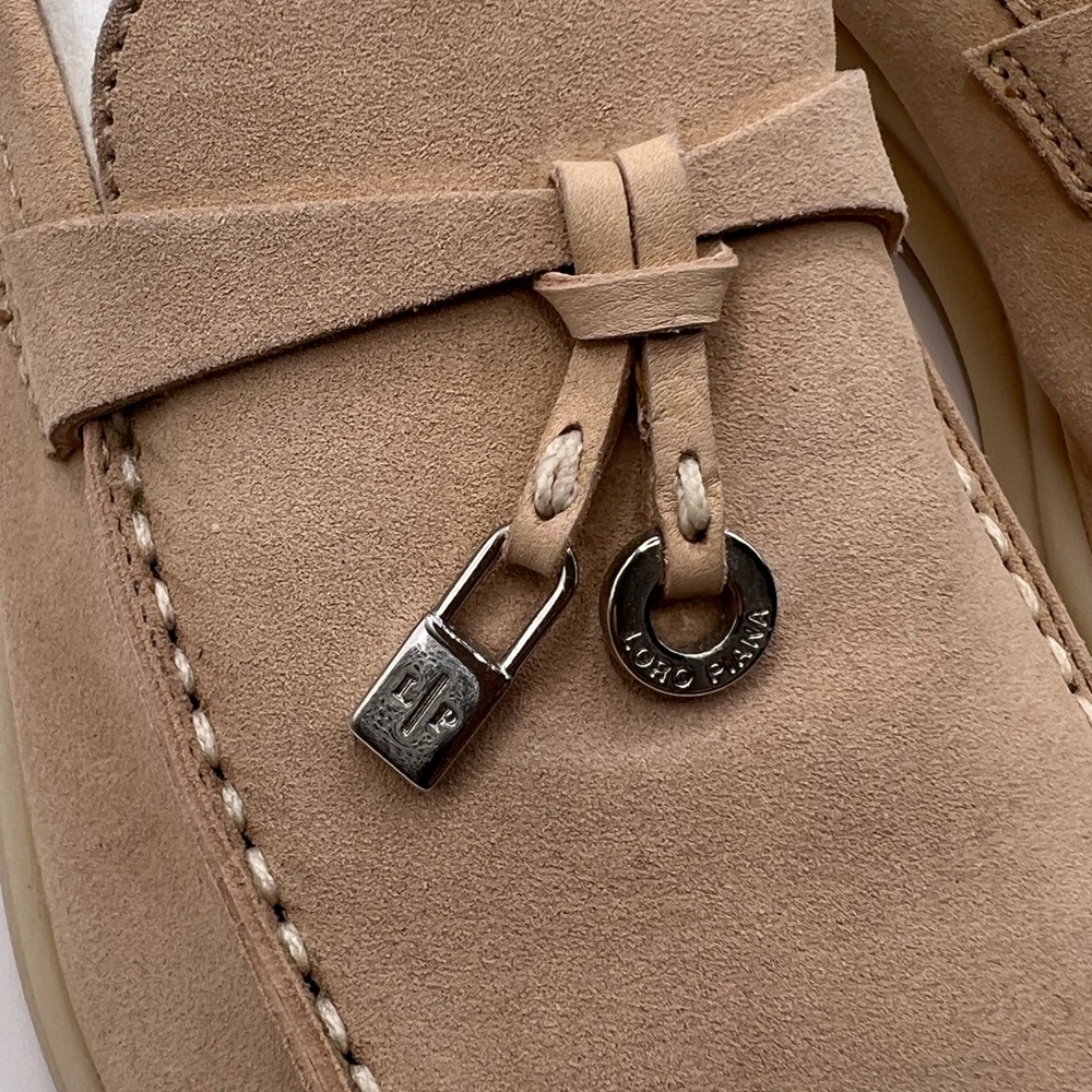Loro Piana Summer Charms Walk - Picture 5 of 14